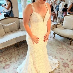 Never worn Justin Alexander wedding dress!